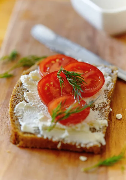 Pain aux fromages et tomate — Photo