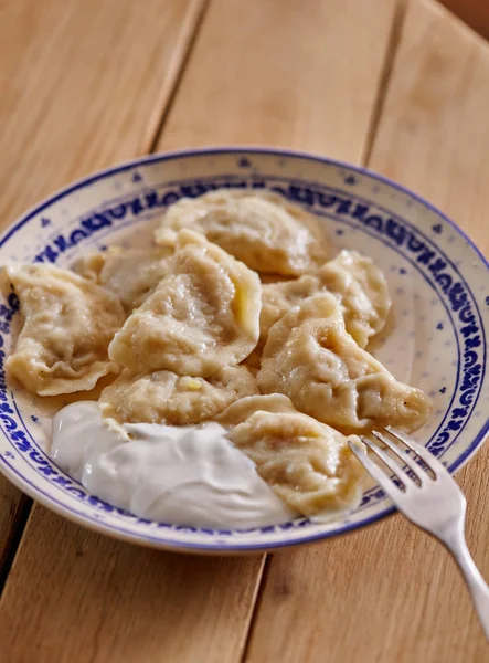 Delicious dumplings with sour cream — Stock Photo, Image