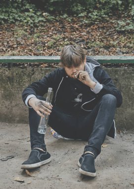 Bir bardak votka tutan adam kapatın. Sarhoş gençler. (alkolizm, ağrı, yazık, umutsuzluk, bağımlılık kavramı toplumsal sorun)
