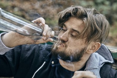 Sarhoş gençler. (alkolizm, ağrı, yazık, umutsuzluk, bağımlılık kavramı toplumsal sorun)