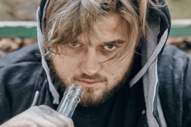 Bir bardak votka tutan adam kapatın. Sarhoş gençler. (alkolizm, ağrı, yazık, umutsuzluk, bağımlılık kavramı toplumsal sorun)