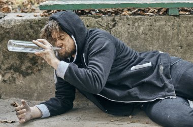 Sarhoş gençler. (alkolizm, ağrı, yazık, umutsuzluk, bağımlılık kavramı toplumsal sorun)