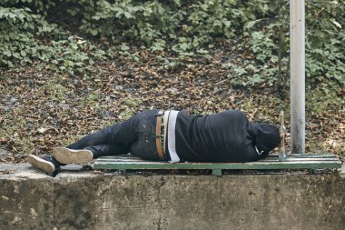 Genç erkek ile alkollü içki çok üzgün ve depresyonda arıyorum. Sarhoş gençler (alkolizm, ağrı, yazık, umutsuzluk, bağımlılık kavramı toplumsal sorun