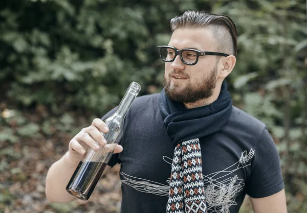 Berusade ungdomar. (alkoholism, smärta, synd, hopplöshet, socialt problem av beroendet koncept) — Stockfoto