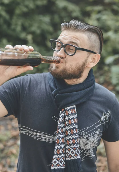 Berusade ungdomar. (alkoholism, smärta, synd, hopplöshet, socialt problem av beroendet koncept) — Stockfoto