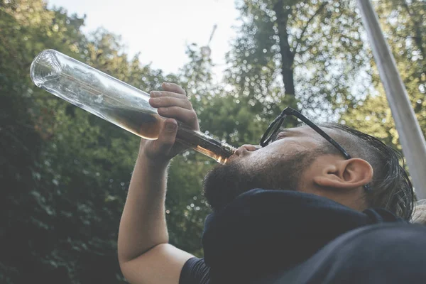 Részeg fiatalok. (alkoholizmus, fájdalom, kár, reménytelenség, szociális probléma függőséget koncepció) — Stock Fotó