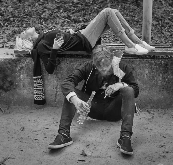 Alko bağımlılık kavramı. Sokakta sarhoş alkol kullandıktan sonra oturup depresif ve umutsuz bir çift — Stok fotoğraf