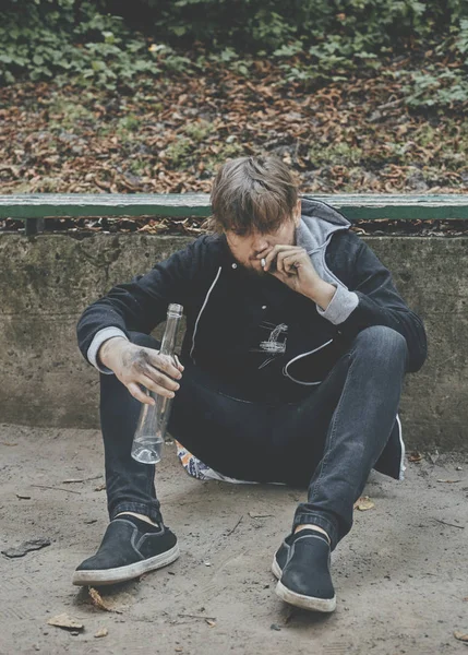 Zbliżenie na mężczyznę trzymającego szklankę wódki. Pijani Młodzi ludzie. (alkoholizm, ból, szkoda, beznadziejności, problem społeczny w zależności od koncepcji) — Zdjęcie stockowe