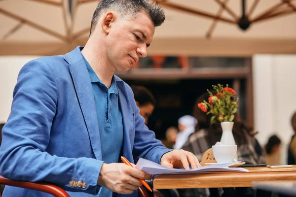 Caucasian man at the caffee — Stock Photo, Image