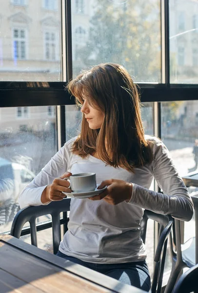 Joven mujer de negocios satisfecha disfrutar de un descanso en el café, en la cafetería . —  Fotos de Stock