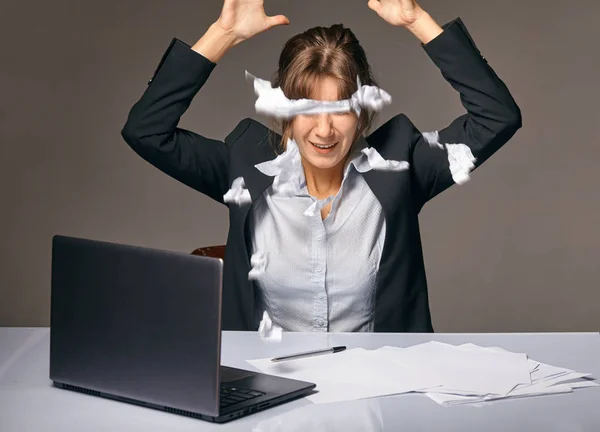 Kobieta siedzi przy biurku pokryte wymięte dokumenty. Pracownik biurowy zmęczony zbyt trudnej pracy nieproduktywne. Zestresowanych kobiet przedsiębiorców ma pojęcia, co zrobić z problemem — Zdjęcie stockowe