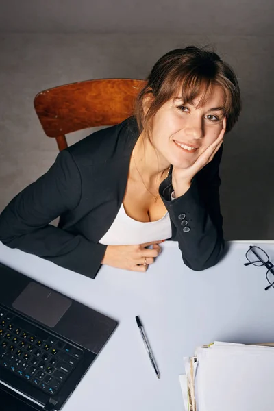 Retrato de uma mulher de negócios atraente no escritório — Fotografia de Stock