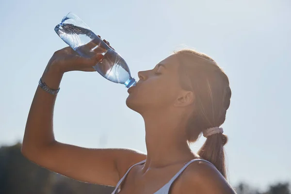 Fitness-Athlet Frau trinkt Wasser nach dem Training am Sonnenuntergang Abend Sommer am Strand Outdoor-Porträt — Stockfoto