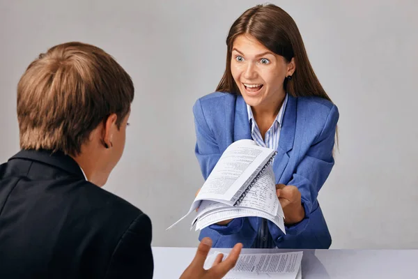 Porträtt av två personer. Problem i sina affärsrelationer. Chefen laddar den underordnade — Stockfoto