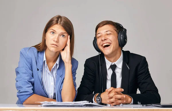 Konzept über Probleme bei der Arbeit. etwa wenn Geschäftspartner einander nicht hören — Stockfoto