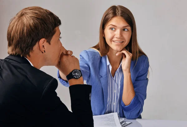 Porträtt av två personer. En man kysser en kvinnans hand — Stockfoto