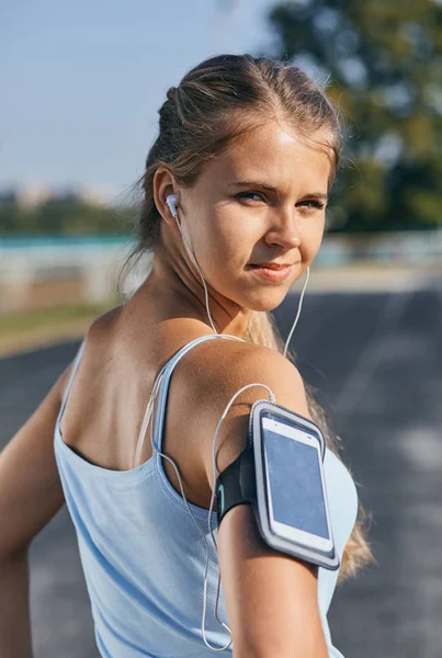 Blondine läuft an einem sonnigen Tag im Stadion. — Stockfoto