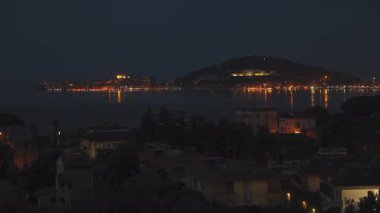 Eski şehir Gaeta mavi gökyüzü ve bulutlar ile gündoğumu zaman atlamalı görünümü.