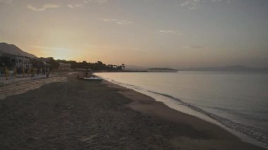 Formia Beach mavi gökyüzü ve bulutlar ile gündoğumu zaman atlamalı görünümü.