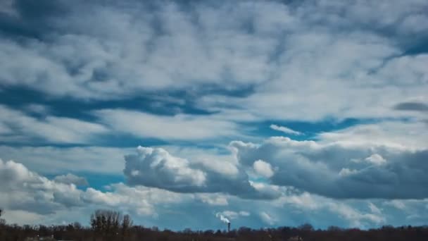 Dramatisk tidsfördröjning med blå himmel och moln. — Stockvideo