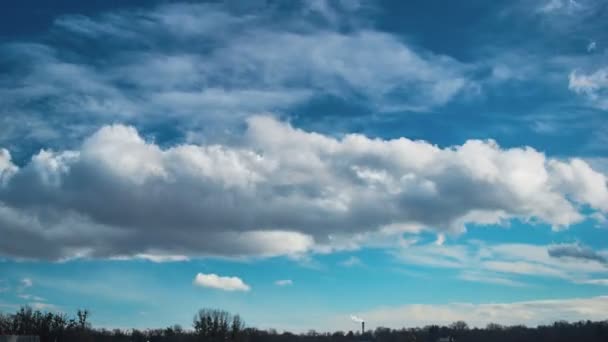 Драматичний проміжок часу з блакитним небом і хмарами . — стокове відео