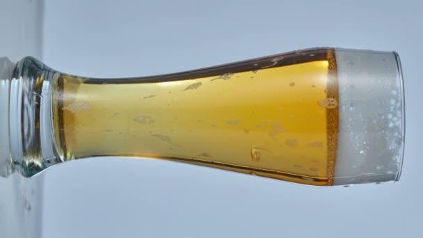 Bere birra da una tazza di vetro - Stop motion — Video Stock