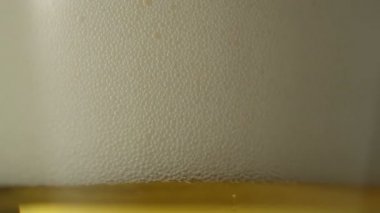 Hafif Birayı Cama Dök