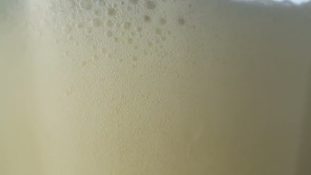 Leichtes Bier ins Glas gießen — Stockvideo