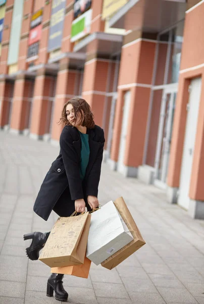 Eine schöne Frau mit vielen Einkaufstüten — Stockfoto