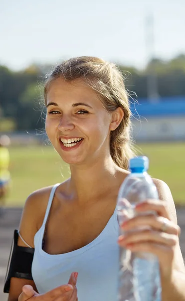 Bella sportiva in uno stadio. Donna con bottino d'acqua. — Foto Stock