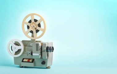 Mavi arkaplanda eski sinema projektörü