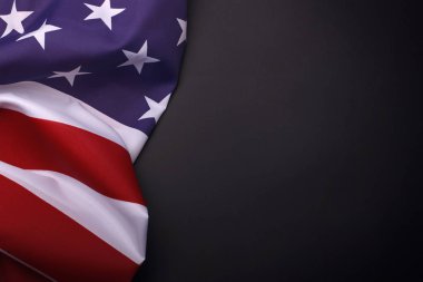 Siyah arka planda Amerikan bayrağı. Usa Anma Günü.