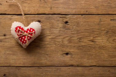 el yapımı oyuncak kalpler ahşap masa üzerinde
