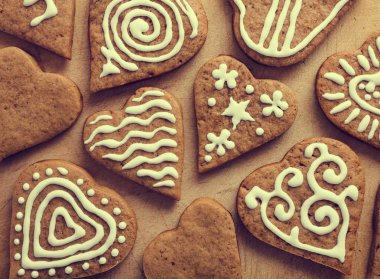 kalp kurabiye ve ahşap arka plan.