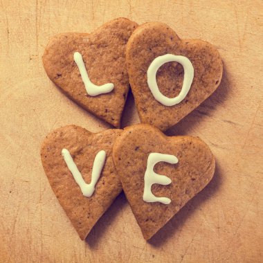 Tahta arka planda zencefilli kalp kurabiyeleri.