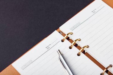 İş geçmişi. Defter ve kalem masanın üstünde. Metin için boş boşluk.