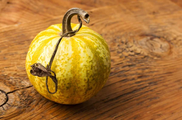 Oranje Pompoenen Oude Houten Ondergrond — Stockfoto