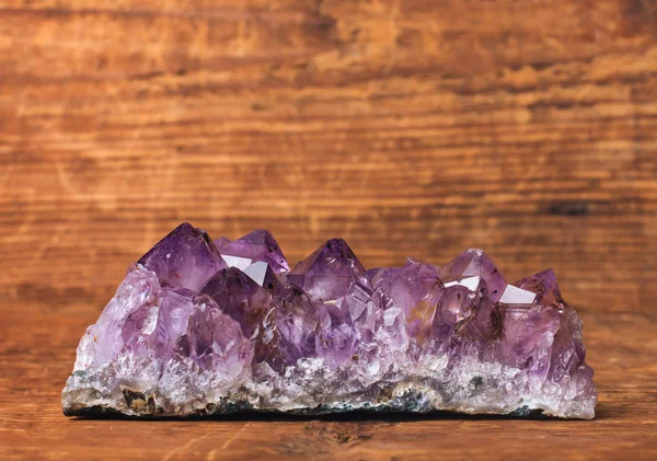 Paarse Ruwe Amethyst Kwarts Kristallen Geode Hout Achtergrond — Stockfoto