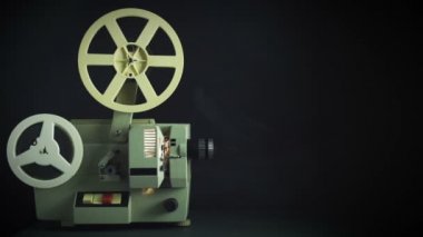 Dramatik ışıklandırmalı klasik film projektörü. Eski sinema projektörü 