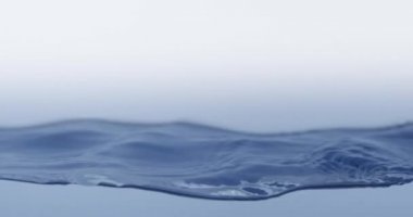 Su yüzeyi sıçrıyor, yavaş çekim