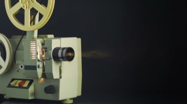 Dramatik ışıklandırmalı klasik film projektörü. Eski sinema projektörü 