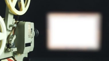 Dramatik ışıklandırmalı klasik film projektörü. Eski sinema projektörü 
