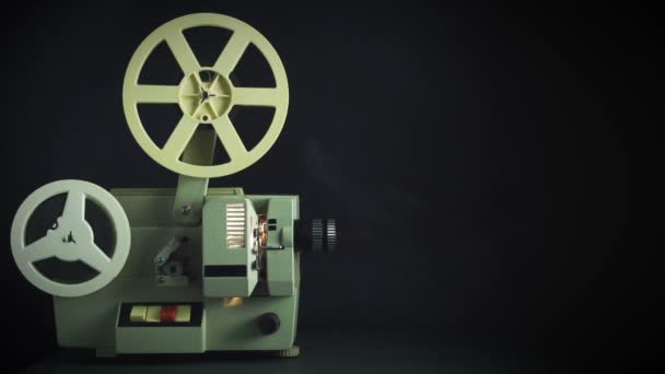 Proyector Película Vintage Con Luz Dramática Antiguo Proyector Cine — Vídeos de Stock