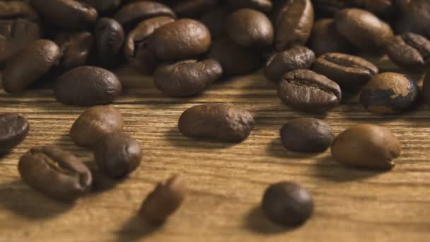 Slow Motion Närbild Rostade Kaffebönor Träbord — Stockvideo