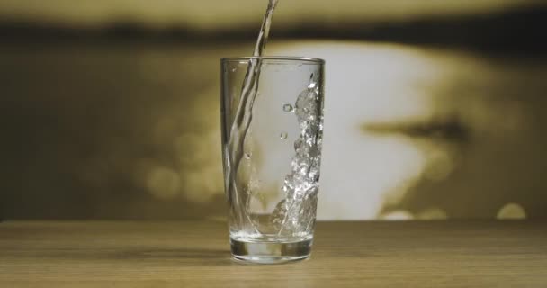 Verser de l'eau au ralenti en verre 