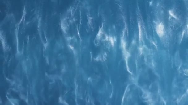 Zilverkleurige Verf Abstracte Waterachtergrond Schieten Een Blauwe Achtergrond Langzame Beweging — Stockvideo