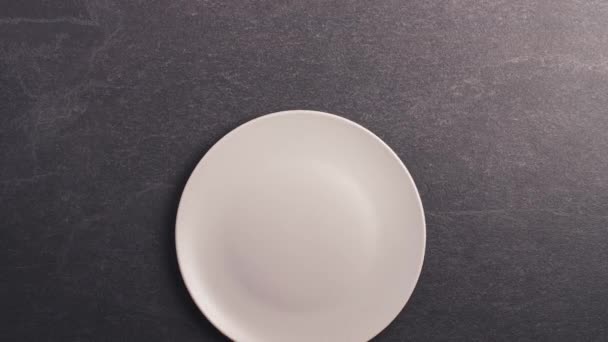 黑色背景上的空盘子 叉子和刀 食品背景 停止运动 — 图库视频影像