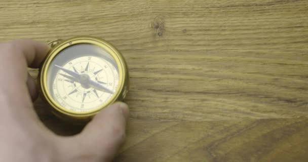 Flèche Tournante Une Vieille Boussole Boussole Sur Une Table Bois — Video