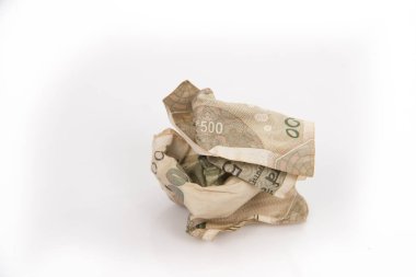 Beş yüz rupi sıkıştırdım. Çöpleri attım.