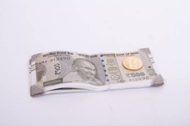 Beş yüz rupi ve beş yüz rupi.